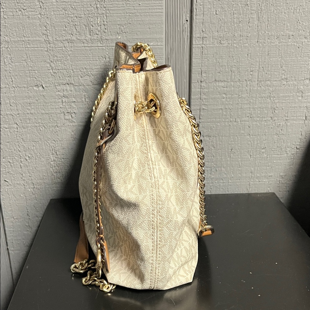 Michael Kors Cream and Tan Shoulder Bag - Picture 2 of 15